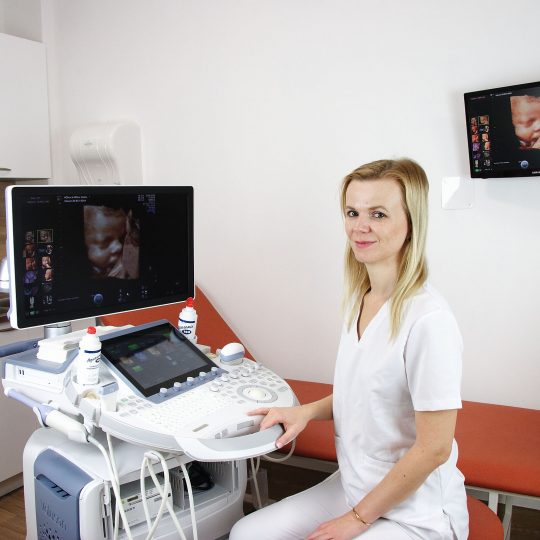 MUDr. Zuzana Briešková MPH. s ultrazvukom Voluson E8