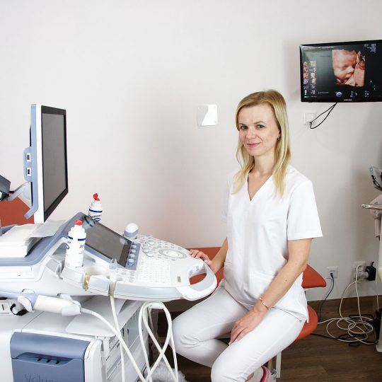 MUDr. Zuzana Briešková MPH. s ultrazvukom Voluson E8
